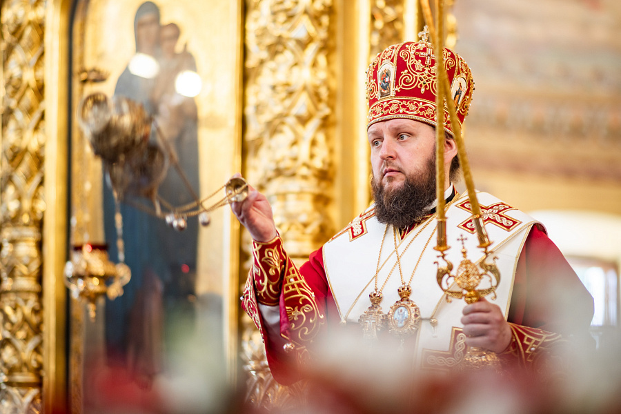 Божественная литургия в день отдания праздника Пасхи в Троицком кафедральном соборе Подольска